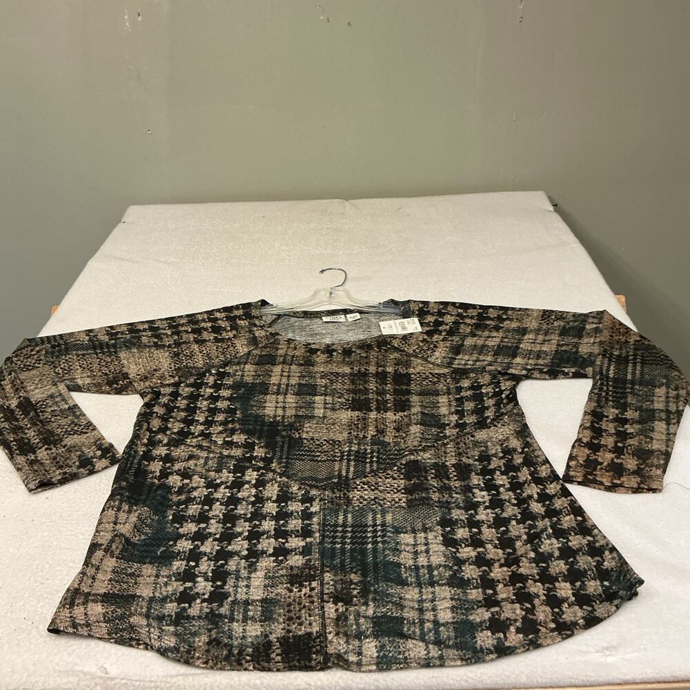 Cato Women’s Pullover Thin Sweater With Embellish On Collar. Sz 18/20W , 3536